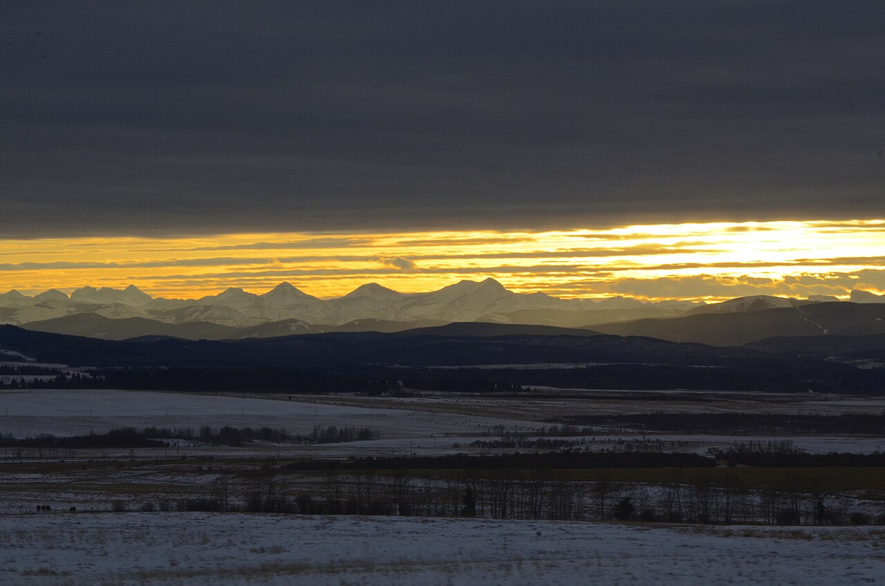 A chinook arch of cloud over the mountains, with clear sky underneath